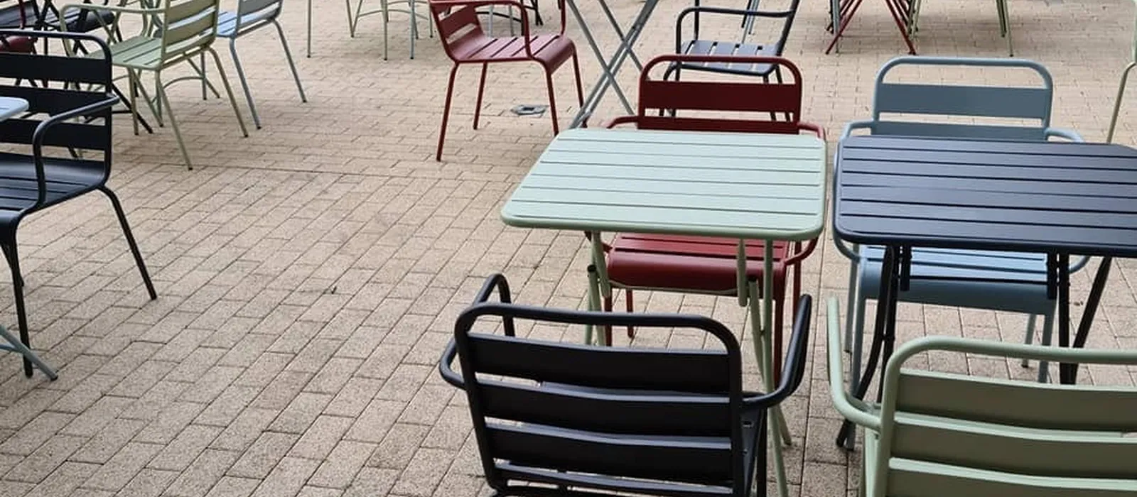 1758786385-Terras achteraan